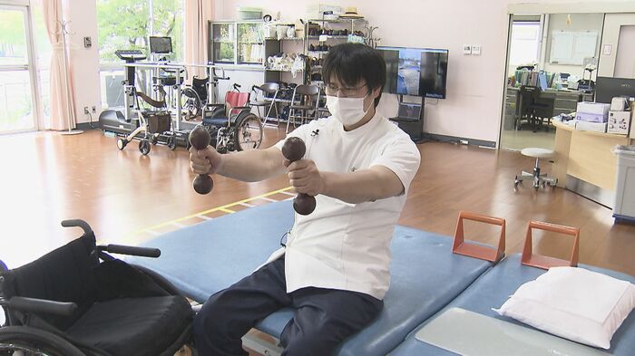 リハビリをする加藤医師