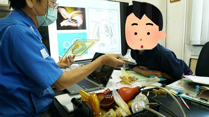 1日目話し合い 安久工機の田中社長と前のめりになって話を聞く彼