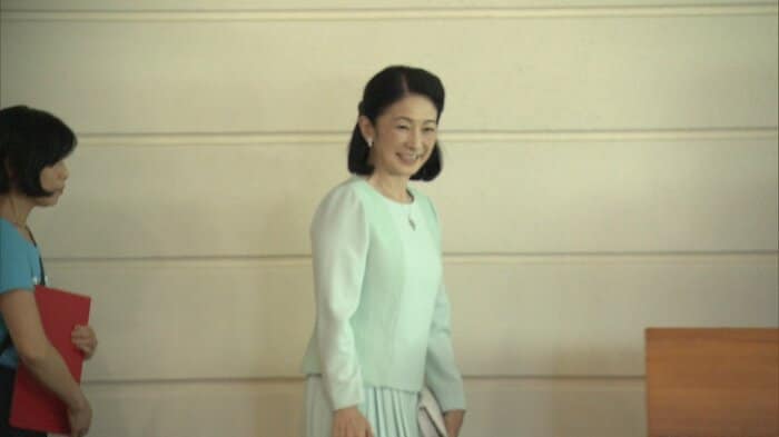 坂井田真実子さんの歌声に目頭をおさえられる場面も