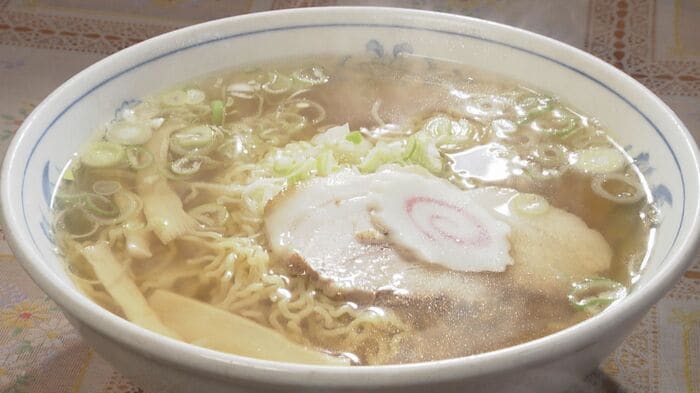 大坂さんが作るラーメン 店の自慢は毎朝仕込むかつお節ベースのスープだ