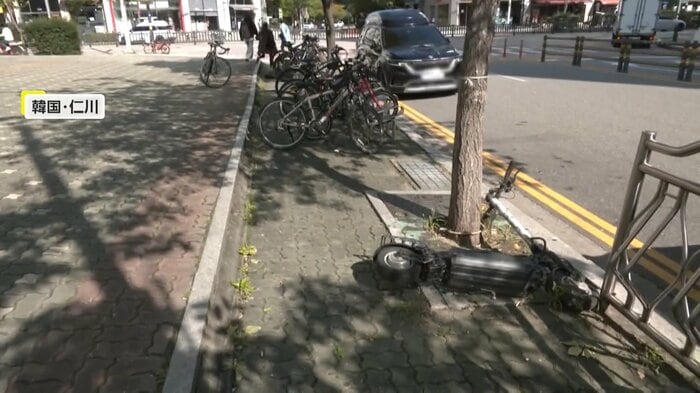 事故現場に残された電動キックボード