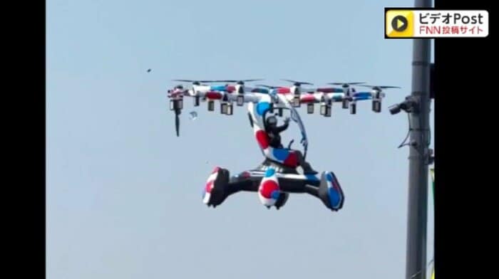 「空飛ぶクルマ」から部品が落下する様子(FNN投稿サイト・FNNビデオPostより)