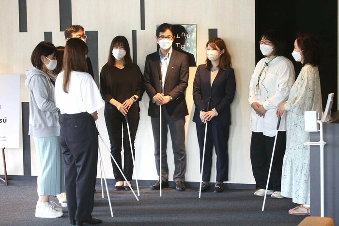 ダイアログ・イン・ザ・ダークで漆黒の闇を案内するアテンダントら