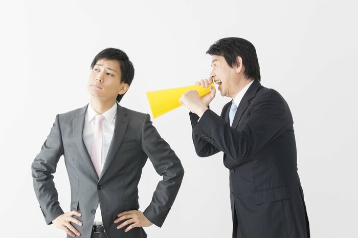 高圧的な態度は「嫌われる上司」の原因に…(イメージ)