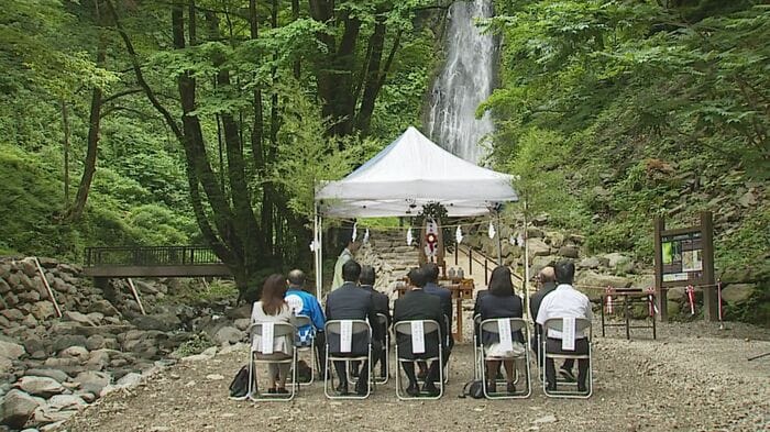 鳥取市国府町にある観光名所「雨滝」で行われた滝開き祭