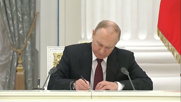 独立を承認する大統領令に署名するプーチン大統領(モスクワ・21日)