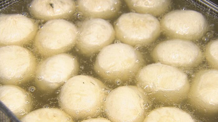 生地で具材を包んだら、一度、油で揚げる