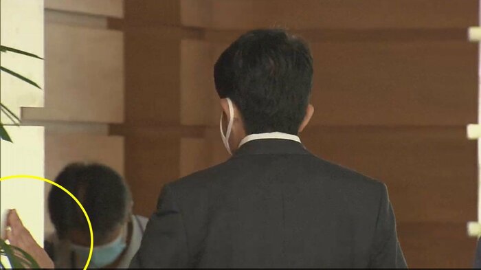 官邸で、珍しく壁に手をついて歩いた安倍首相