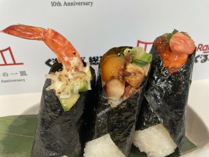 左からエビアボカド、シャケいくら、卵黄チャーシュー