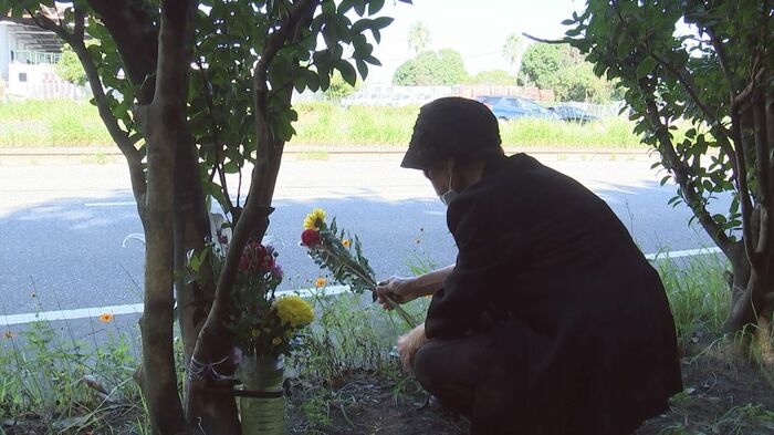 亡くなった小柳さんの母親は現場で花を手向けていた
