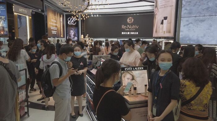10月の大型連休に買い物を楽しむ人たち(中国・海南省)