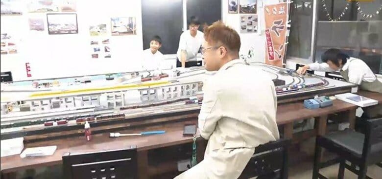 てっちゃんが集まる場所『０番線の記憶』「妄想鉄」と「ジオラマ好き」にはたまらないカフェ＆バー｜FNNプライムオンライン