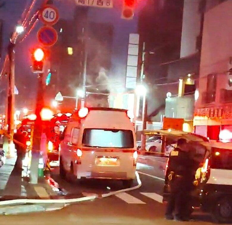 「道路工事の火花が建物に燃え移った」道路工事の現場近くで書店が燃える＿舗装材の加熱中に何らかの原因で引火したか＿札幌市がコメント発表＿27日朝から原因調査へ＜北海道＞｜FNNプライムオンライン