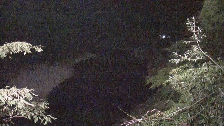 川底に沈んでいるのを知人女性が発見…川で遊んでいた21歳男子大学生が溺れ死亡 川幅約20mで水深3m程｜FNNプライムオンライン