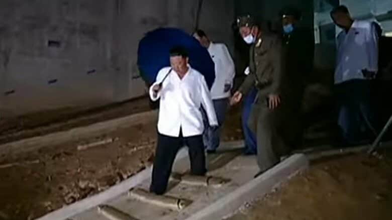 金正恩総書記の“足元がおぼつかない”姿をなぜ公開？…北朝鮮のプロパガンダ映画に変化