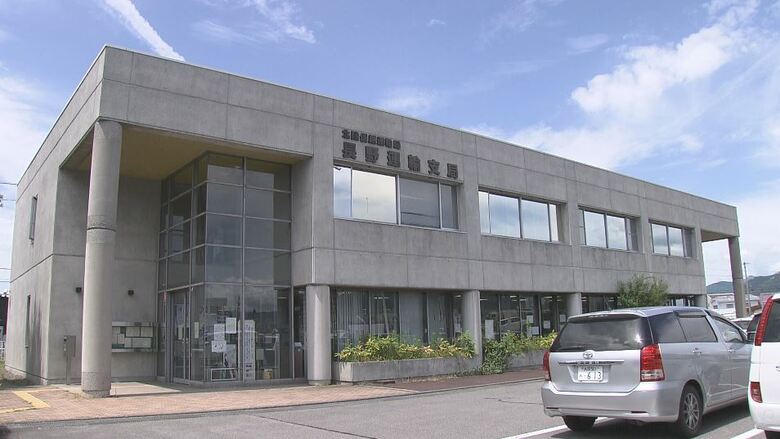 「前夜に酒を飲み外で寝てしまい…」国家公務員の20代男性職員が酒気帯びで車を運転、事故を起こし3人にけがを負わせる「朝起きて酒が残っていないと思い運転してしまった」停職6カ月の懲戒処分｜FNNプライムオンライン