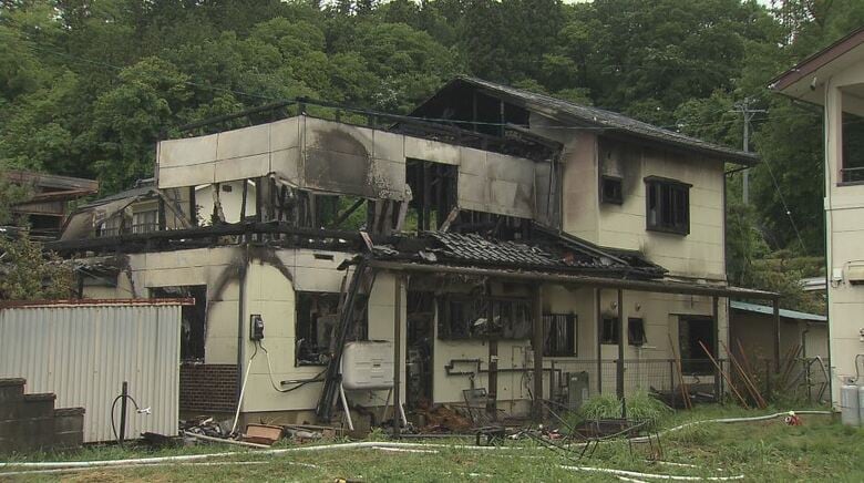 「異様な煙、火柱が」住宅火災で1人の遺体が見つかる　住人の60代男性と連絡取れず　「1階が燃えている」約4時間後に鎮火も、木造2階建て住宅が全焼　68歳女性も軽いやけど　長野・筑北村｜FNNプライムオンライン