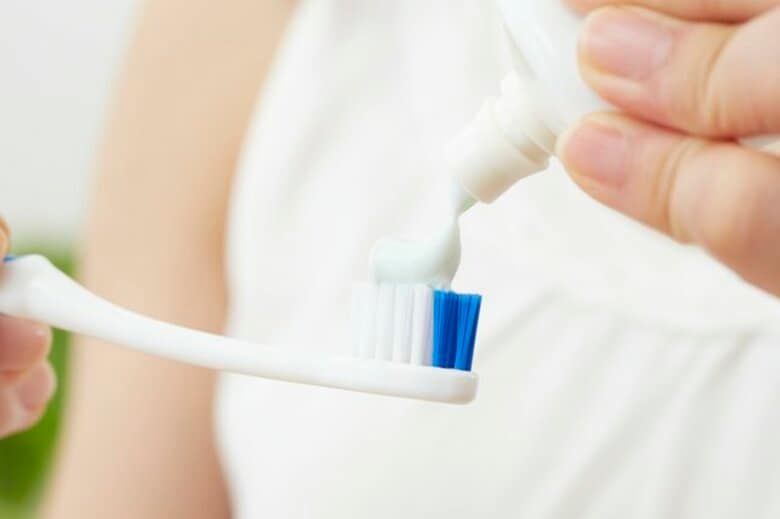 「うがいは少量の水で1回のみ」“フッ化物配合”歯磨き粉の適切な使い方を学会が提唱…新たに発表した理由を聞いた｜FNNプライムオンライン