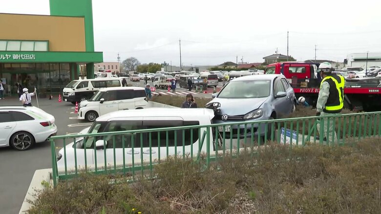 【何が】スーパーの駐車場で“車暴走”…買い物客をはね複数台の車に衝突しはねられた高齢女性が意識不明に　過失運転致傷容疑で76歳の女逮捕　長野・御代田町｜FNNプライムオンライン