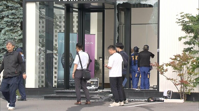 ブランド品販売店に車突っ込む…複数人で商品を盗もうとするも店内に入れずショーケースも割れず車残して逃走　窃盗未遂事件とみて捜査　栃木・佐野市｜FNNプライムオンライン