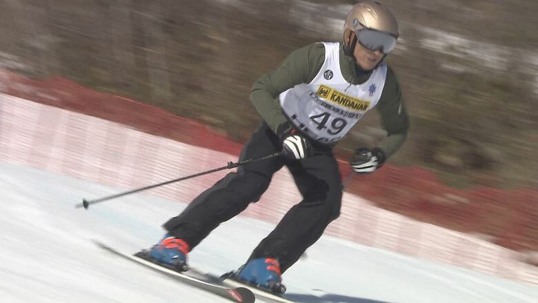 89歳スキーヤー「去年よりスピード上がった」　長野・白馬村で「日本一の草スキー大会」　今年で80回目、中学生以上の約350人出場｜FNNプライムオンライン
