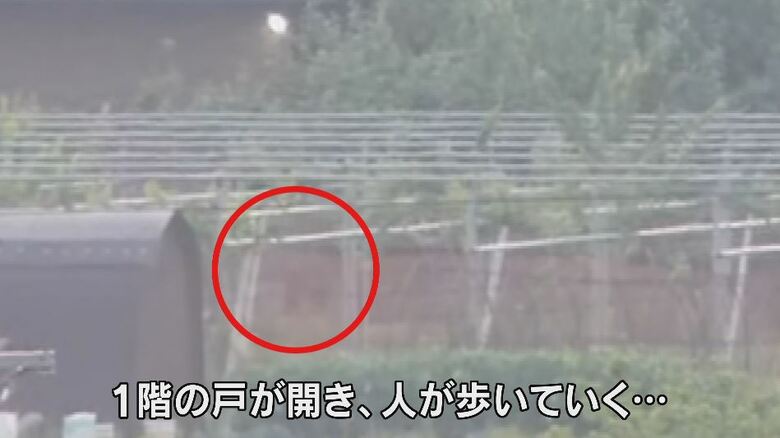 自宅1階の戸が開き、人が歩いていく様子