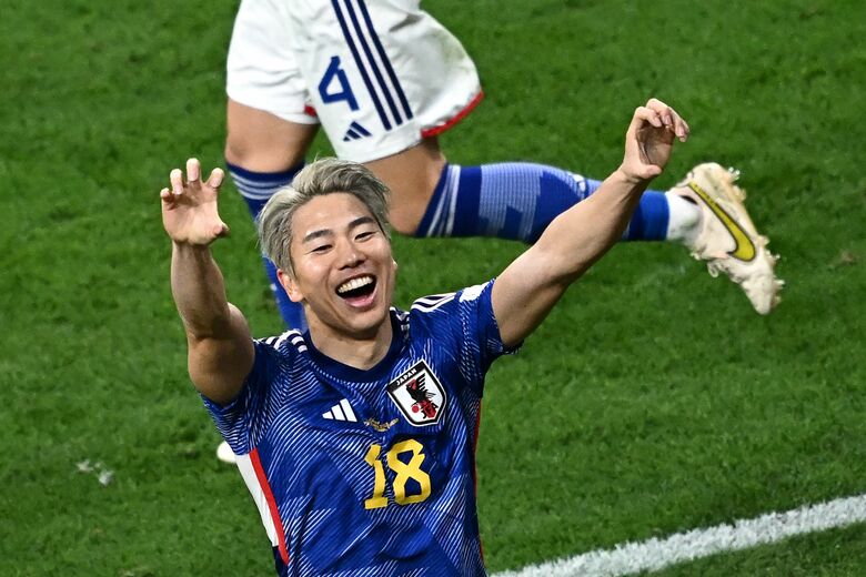 逆転ゴールを決めた浅野選手 ジャガーポーズも炸裂!(AFP=時事)