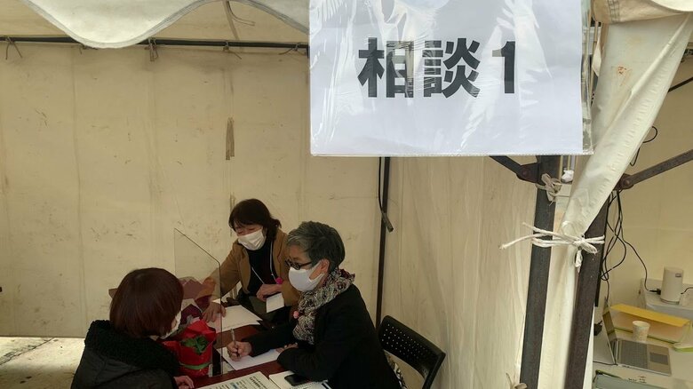 法律、医療などの専門家や生活上の悩みについて女性相談員が相談に乗った(実行委員による再現写真)