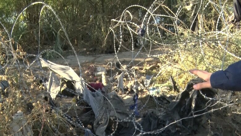 国境沿いには通りやすくされた「抜け穴」が点在している