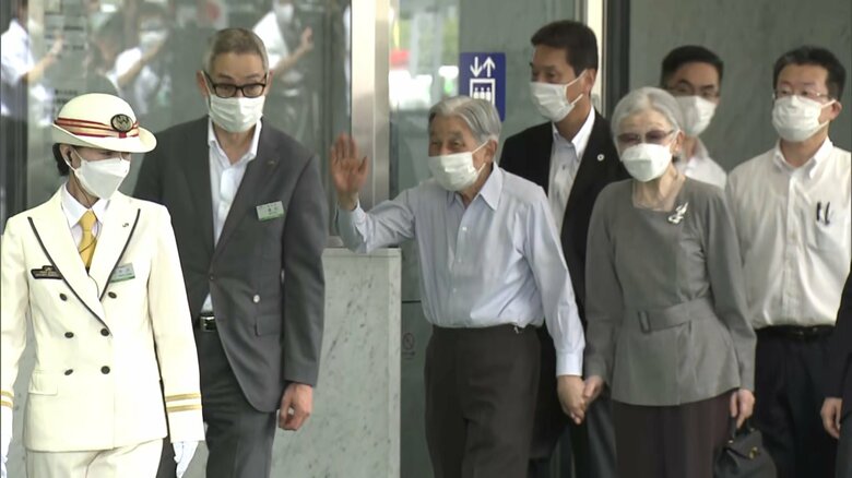 軽井沢駅に到着された上皇ご夫妻