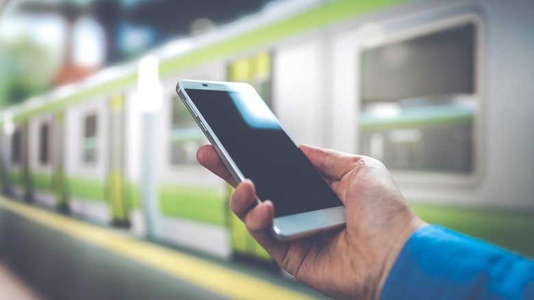 AIを使って「歩きスマホ」事故をゼロに。肘と膝の角度で識別率は85%