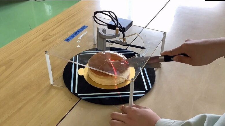 ターンテーブルを回して同様にカット（画像提供：国東高「工業技術部」）