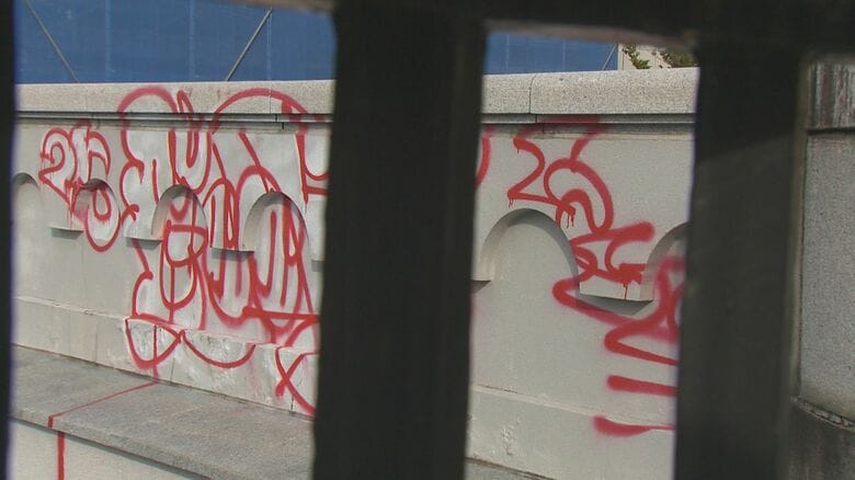 萬代橋に落書き