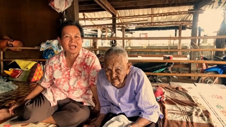 ひ孫に寄り添われながら、リモート取材に応じるセーンさん