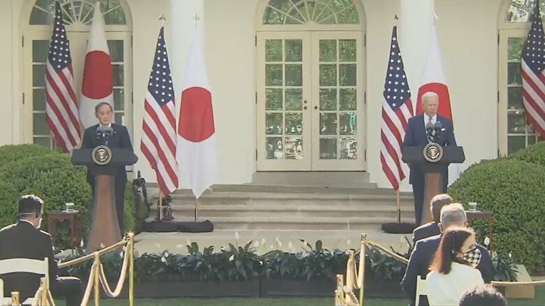 共同記者会見に臨む菅首相とバイデン大統領