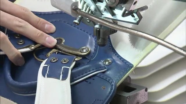 手作業で仕上げる榮伸のランドセル　温かみのある商品に