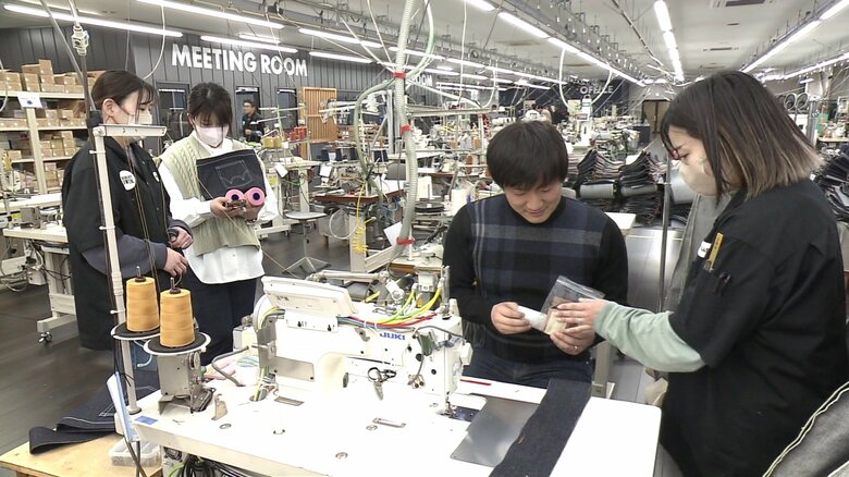 トートバッグ作りに挑戦する参加者