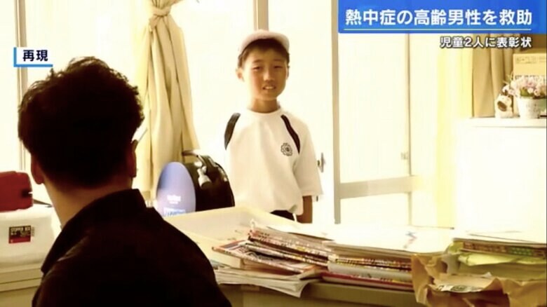 先生の応援を呼びに行った様子を再現する松岡くん