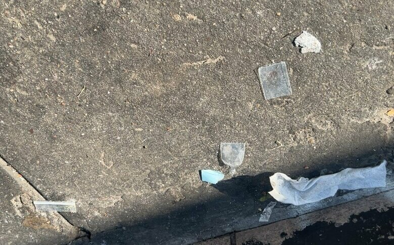 路上には薬物取引に使われた小さなビニール袋が…