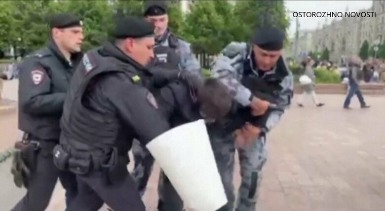 拘束されるナワリヌイ氏の支持者（モスクワ　6月4日）