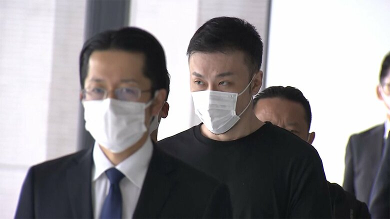 成田空港に到着した藤田聖也容疑者（午後3時すぎ）