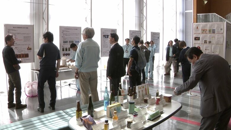 センターの研究を生かした各種食品の展示も行われ関心を集めていた