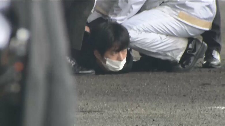 取り押さえられた容疑者