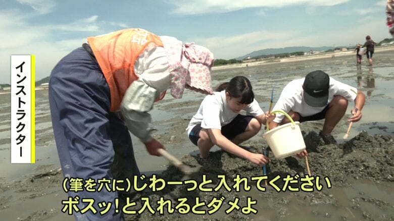 オレンジ色の服を着ている人がインストラクター