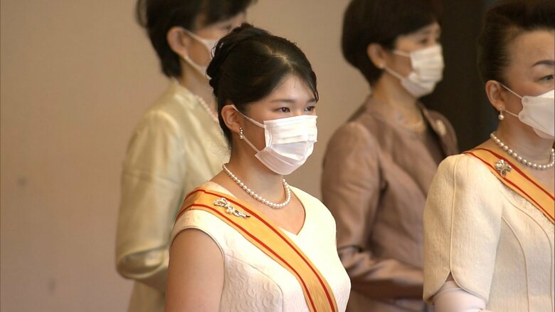 ローブデコルテに勲章を身に着けられた愛子さま