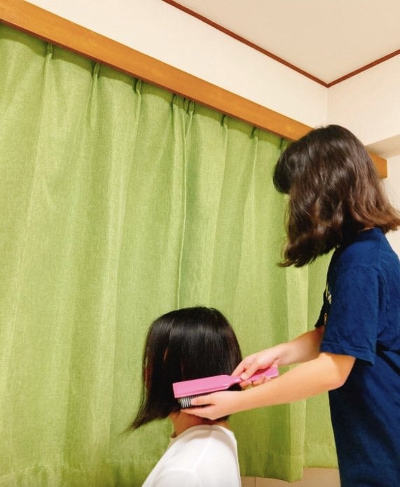 髪を整えている様子