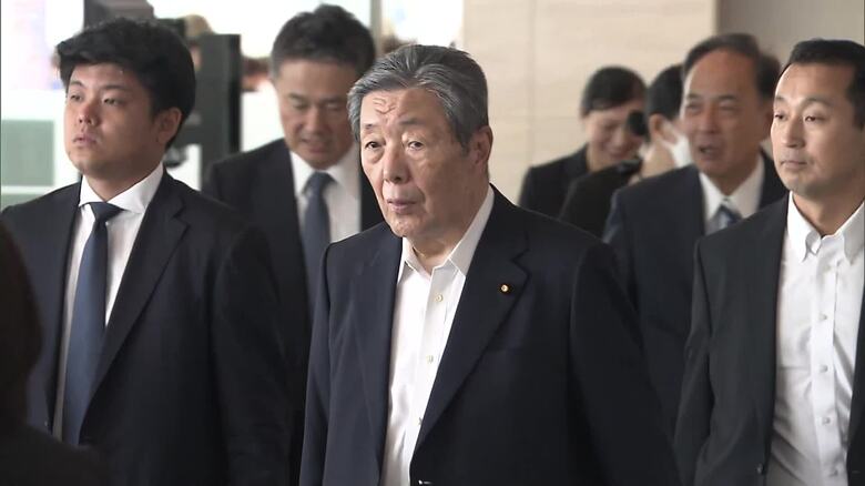 森山総務会長（羽田空港・27日午前8時半ごろ）