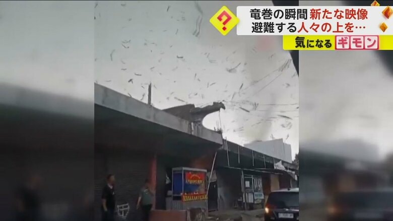 巻き上げられたものが空高くで舞う（IHA）