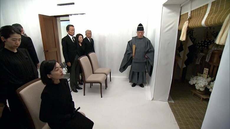 喪主は孫の彬子さま