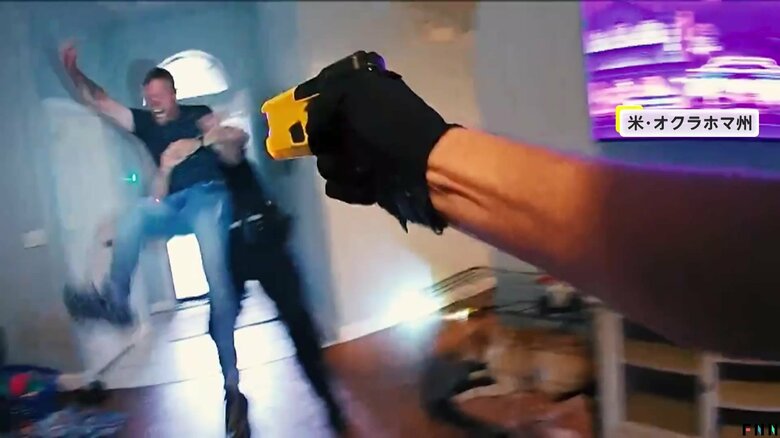 テーザー銃を発射した警察官